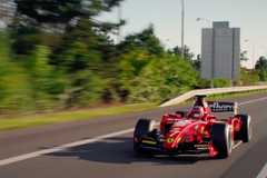 Závodní formule se proháněla po české dálnici