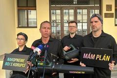 Lídři Pirátů před ministerstvem spravedlnosti, kde požadovali odchod ministra financí Zbyňka Stanjury z vlády