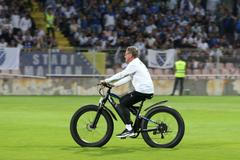 Rakouský kouč Ralf Rangnick na elektrokole