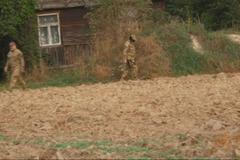 Policie, armáda a pohraniční stráž na místě pádu jednoho z dronů