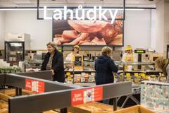 Tesco - nový formát "sousedského obchodu" - nakupování, zákazníci, zboží, pečivo, lahůdky, mražené zboží, regály, scan