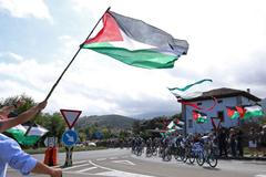 Propalestinské protesty diváků na cyklistické Vueltě 2025