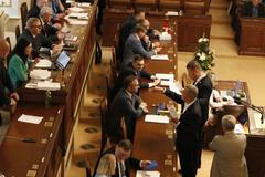 Nechám vás vyvést, hrozila Babišovi a Okamurovi šéfka sněmovny. Nechtěli opustit mikrofon