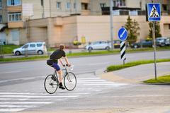 Cyklista na přechodu pro chodce