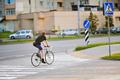 Cyklista na přechodu pro chodce