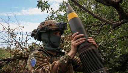 Ukrajinský voják na frontě u Bachmutu, fotografie z 11. července.