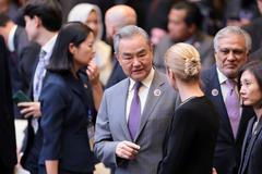 „Kvůli ruské agresi musíme o to víc dodržovat mezinárodní právo,“ řekla Kallasová Wang Yimu