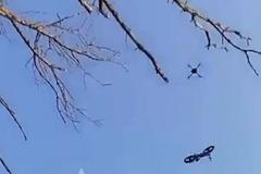 Vojákovi seslali na pomoc k evakuaci elektrokolo pomocí dronů