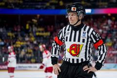 Český rozhodčí Jan Hribik na hokejovém MS 2025