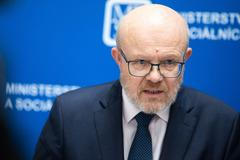 Ministr zdravotnictví Vlastimil Válek na tiskové konferenci ke krizi ve zdravotnictví, Mladí lékaři, zdravotnictví, krize