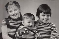 Děti Idy Menzingerové, zleva Renáta, Ida a Helena, rok 1963.