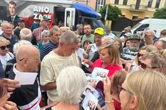 Andrej Babiš a Alena Schillerová  v obležení svých příznivců v Hodoníně na konci srpnu roku 2025