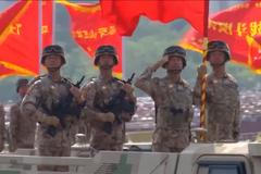 Mohutná vojenská přehlídka na náměstí Nebeského klidu v Pekingu