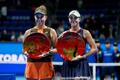 Linda Nosková a Belinda Bencicová po finále turnaje v Tokiu 2025