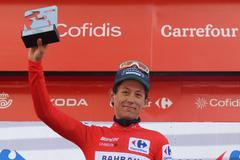 Torstein Träen v červeném dresu pro lídra Vuelty 2025