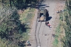 Dramatické záběry ukazují ukrajinské obrněné vozidlo, které evakuovalo civilisty, pod ruskou palbou