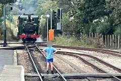 vlak, risk, nebezpečí, chlapec, dítě