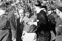 Rozhodčí Ken Aston se na MS 1962 v Chile pokouší i za pomoci policie donutit vyloučeného Itala Giorgia Ferriniho, aby opustil hřiště