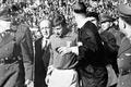 Rozhodčí Ken Aston se na MS 1962 v Chile pokouší i za pomoci policie donutit vyloučeného Itala Giorgia Ferriniho, aby opustil hřiště