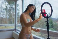 OnlyFans, nahota, kontakt, Virtuální přítelkyně