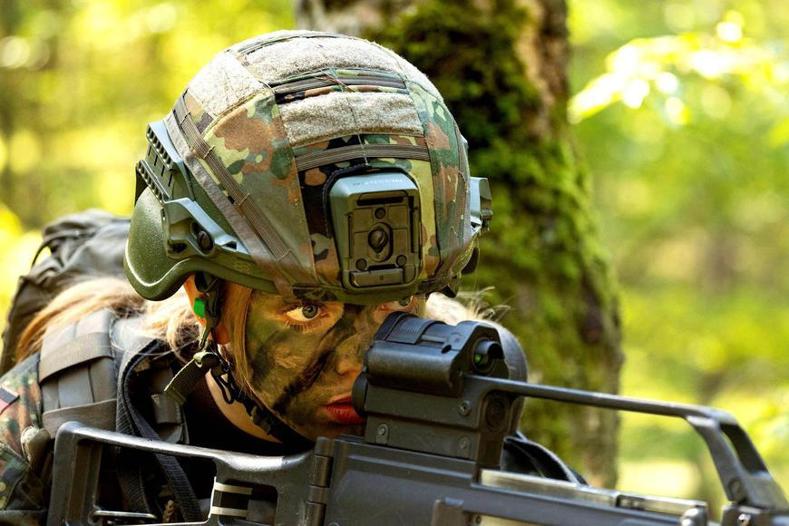 Hajlování na "nacistickém večírku" i obtěžování kolegyň. Německem otřásá armádní skandál