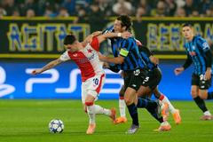 Christos Zafeiris a Marten de Roon v zápase LM Atalanta - Slavia Praha