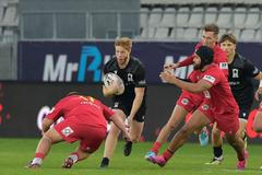 Opora českého týmu Adam Koblic proniká obranou Rumunska v utkání Super Cupu