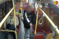 Policie, Praha, agresor, muž, pistole, zbraň, autobus