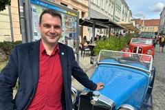 Petr Macinka před automobilem z roku 1934, který v sobotu řídil v rámci předvolební akce Motoristů sobě.