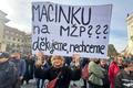 "Macinku, nechceme," skandoval dav kritiků předsedy Motoristů sobě