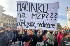 "Macinku, nechceme," skandoval dav kritiků předsedy Motoristů sobě