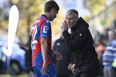 Nový plzeňský kouč Martin Hyský uděluje při utkání s Bohemians pokyny obránci Janu Paluskovi