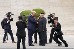Trump a Kim se setkali v demilitarizovaném pásmu