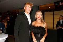 David Vitásek s modelkou a rovněž účastnicí Love Islandu Natálii Kočendovou na Zlatém slavíkovi v roce 2022