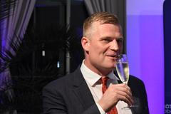 Filip Turek slaví výsledek voleb do Evropského parlamentu 2024