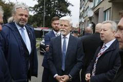 Prezident Petr Pavel se seznamuje přímo na sídlišti Šluknov s kritickou sociální situací tohoto území a jejím řešením.