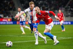 Odmar Faerö (vlevo) v souboji s Václavem Černým při utkání kvalifikace o postup na MS 2026