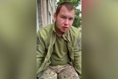 Ruští agenti a sabotéři s ním marně bojují. Vyslovení jednoho slova je pokaždé odhalí