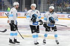 Hokejisté Dinama Minsk v utkání na petrohradském ledě Šanghaje