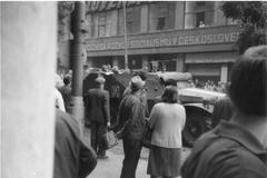 Vozidlo BTR-152 během okupace.