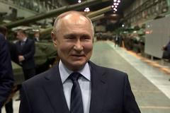 Zatímco Putin ve videu mluví o porodnosti, analytici ze záběrů usuzují na velikost výroby tanků