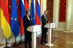 Vladimir Putin s Angelou Merkelovou v roce 2015 o mírovém procesu v Minsku