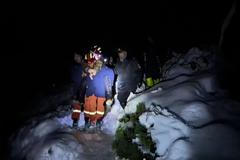 Tibetští hasiči při záchraně turistů na Everestu