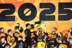 Členové týmu McLaren slaví zisk Poháru konstruktérů