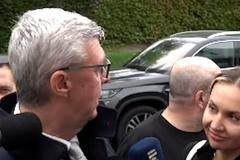 Při rozhovoru Karla Havlíčka s novináři někdo pustil píseň skupiny Nightwork Globální oteplování