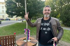 Jeden z krnovských občanů, který pózoval u Lavičky Václava Havla krátce poté, co byla v pátek slavnostně odhalena.