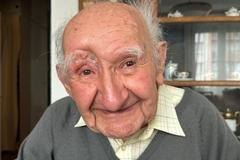 Vládě nebudu podkopávat nohy, říká stoletý volič, který pomáhá Ukrajině