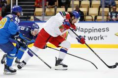 Daniel Voženílek a Nikita Michajlis v zápase MS 2025 Česko - Kazachstán