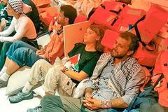 Greta čeká na další deportaci, část flotily pokračuje v riskantní plavbě