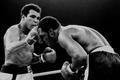 Muhammad Ali (vlevo) trefuje Joea Fraziera ve slavném utkání v Manile